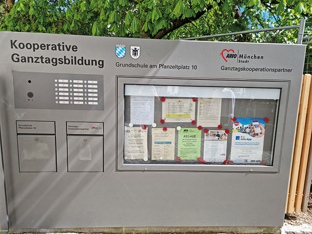 Eingangstafel mit den wichtigsten Informationen